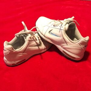 Great condition white children’s Nike golf shoes size 2Y!